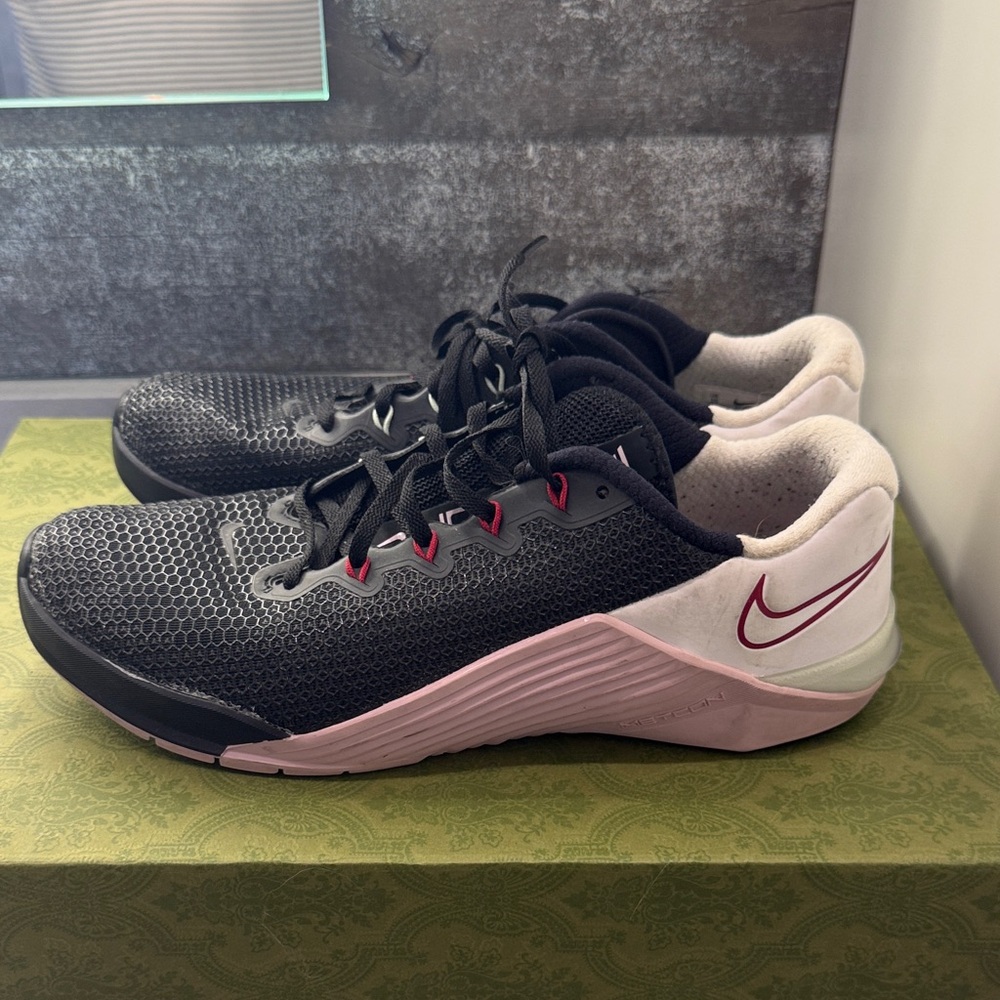 Nike Women's Black and Pink Athletic Shoes